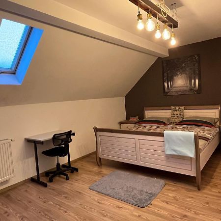 Apartamento O Mansarda Intima :) - The Intimate Attic :) Bragadiru Exterior foto