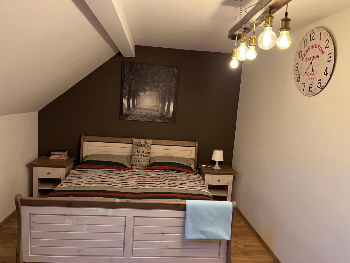 Apartamento O Mansarda Intima :) - The Intimate Attic :) Bragadiru Exterior foto